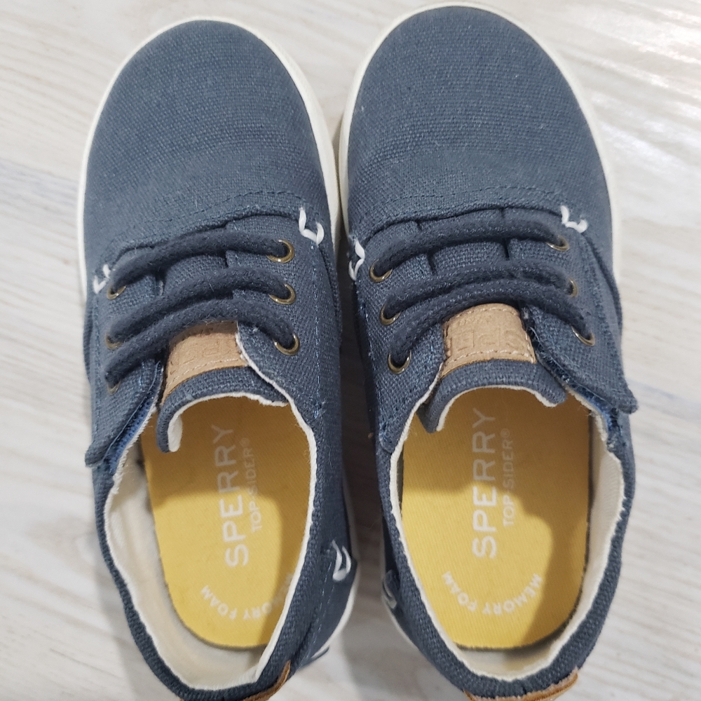 Boys sperrys